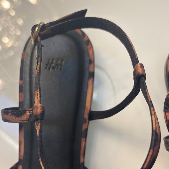 H&M Brown Leopard Print T-strap Flats great quality size 40 (9) gently worn - Picture 4 of 6